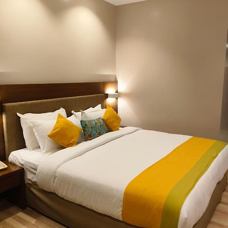 Park Residency Adoor Hotel Adur Ngoại thất bức ảnh