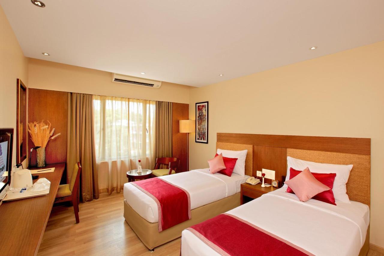 Park Residency Adoor Hotel Adur Ngoại thất bức ảnh