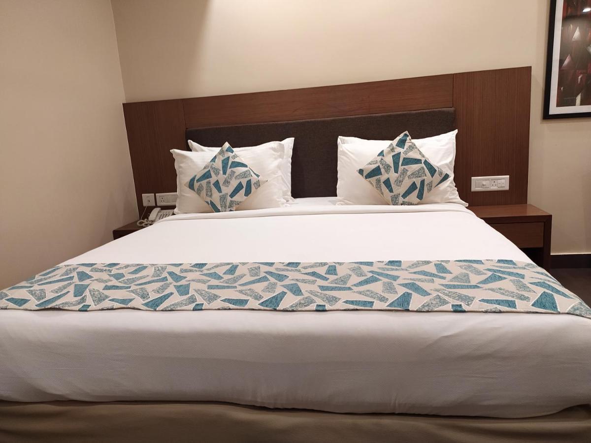 Park Residency Adoor Hotel Adur Ngoại thất bức ảnh