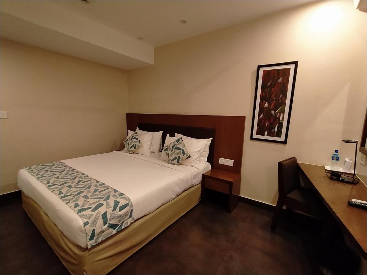 Park Residency Adoor Hotel Adur Ngoại thất bức ảnh