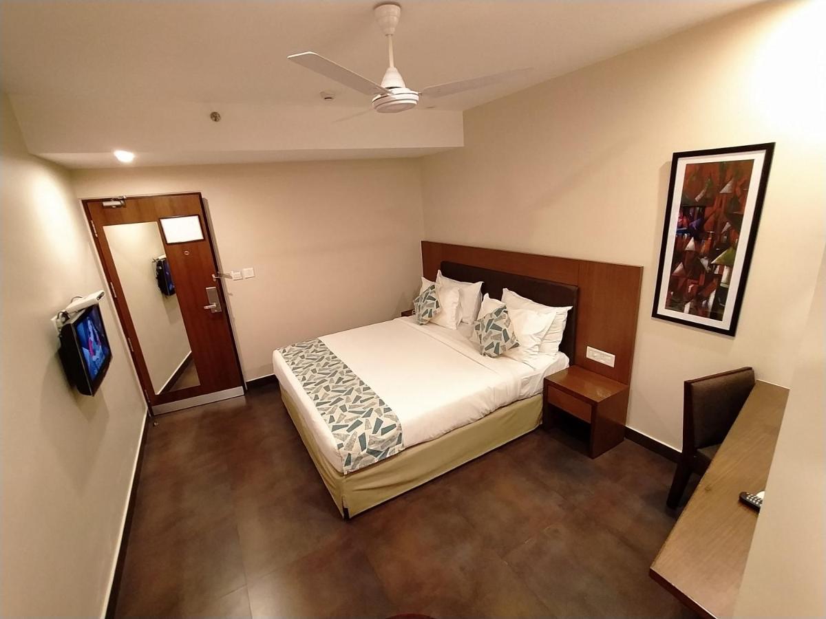 Park Residency Adoor Hotel Adur Ngoại thất bức ảnh