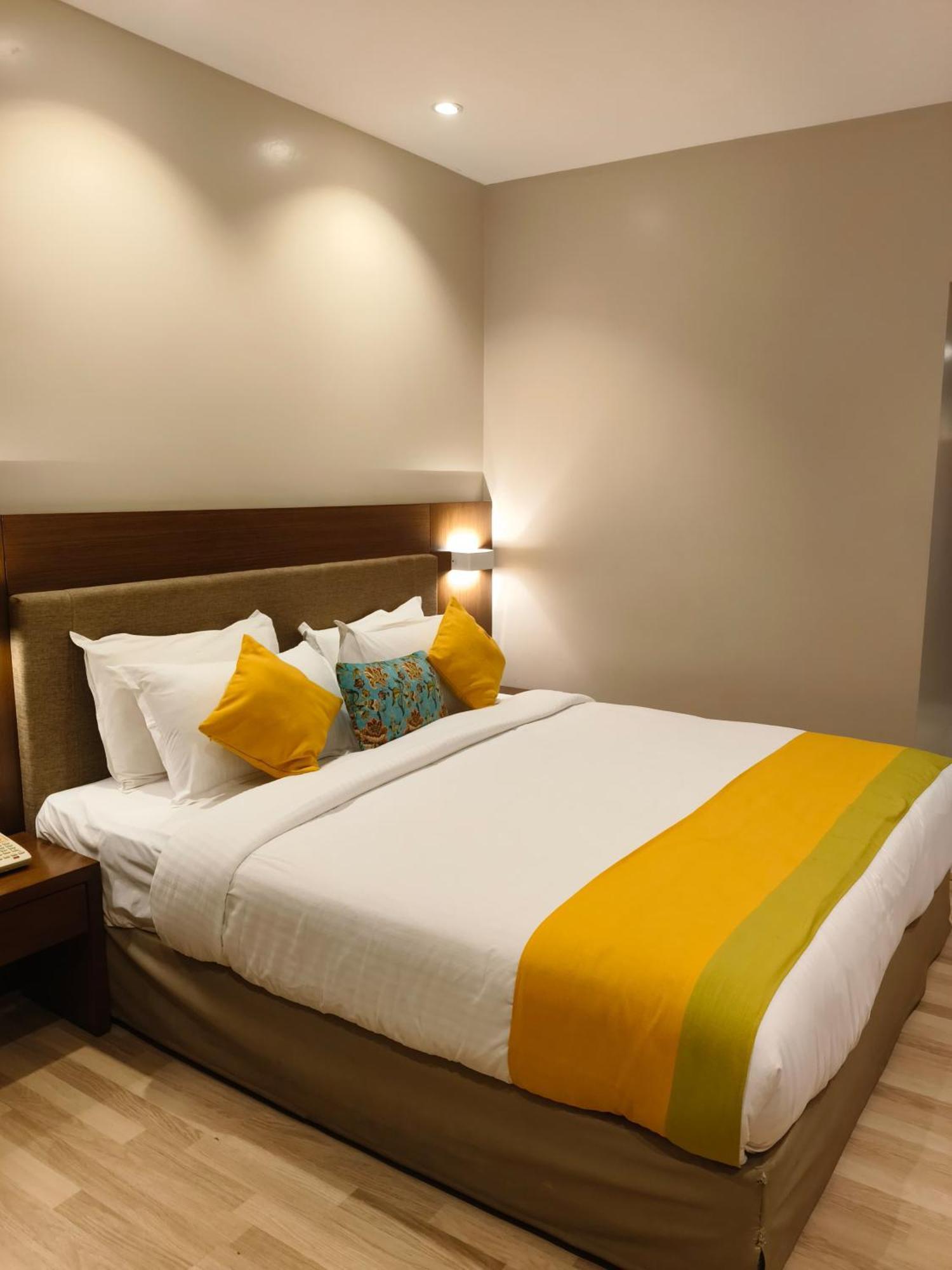 Park Residency Adoor Hotel Adur Ngoại thất bức ảnh