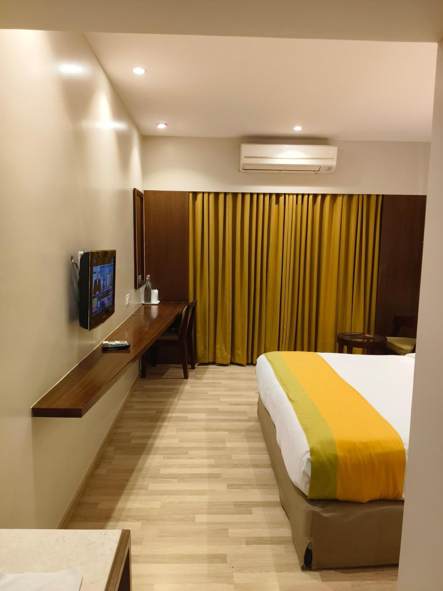 Park Residency Adoor Hotel Adur Ngoại thất bức ảnh