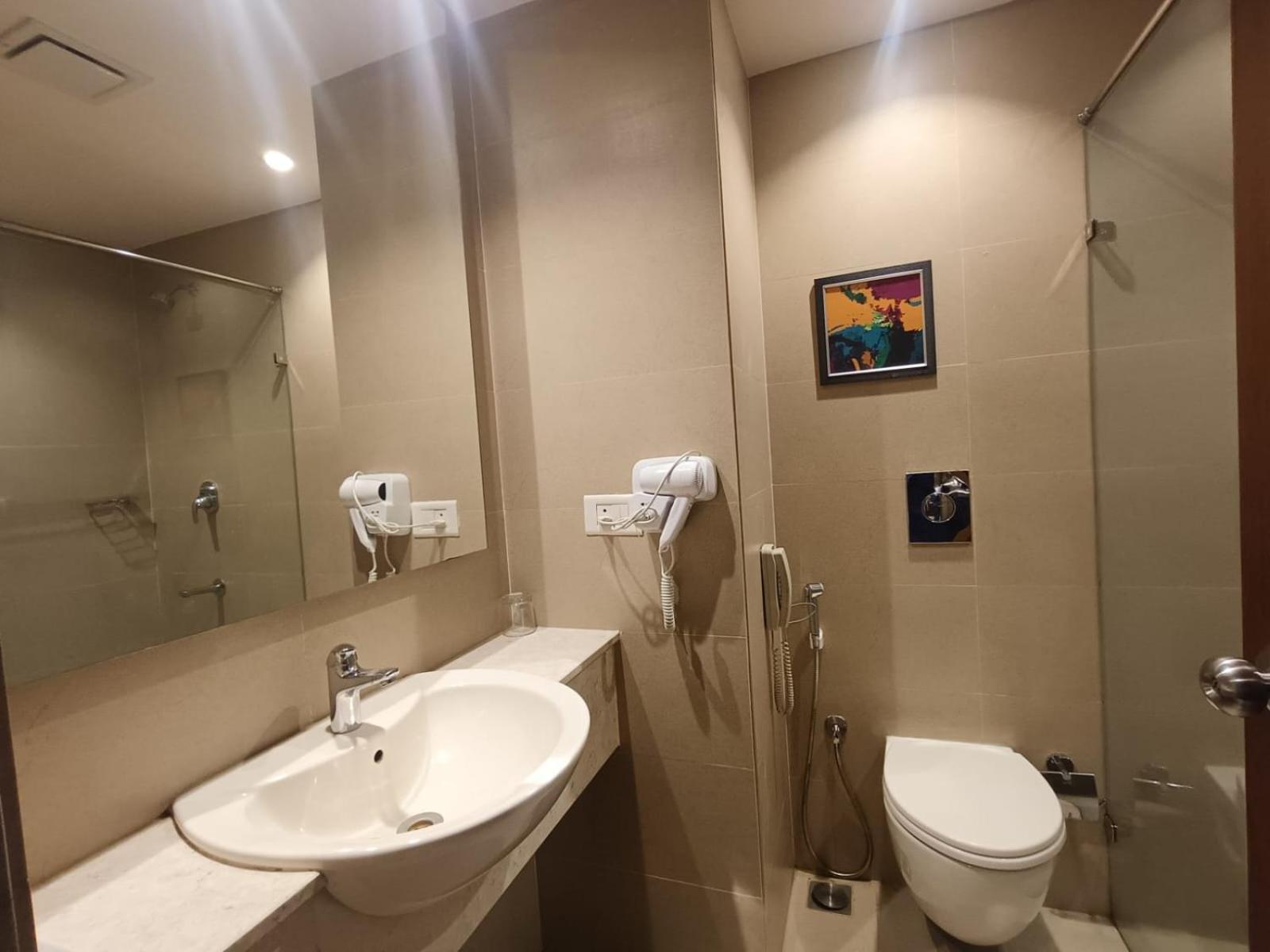Park Residency Adoor Hotel Adur Ngoại thất bức ảnh