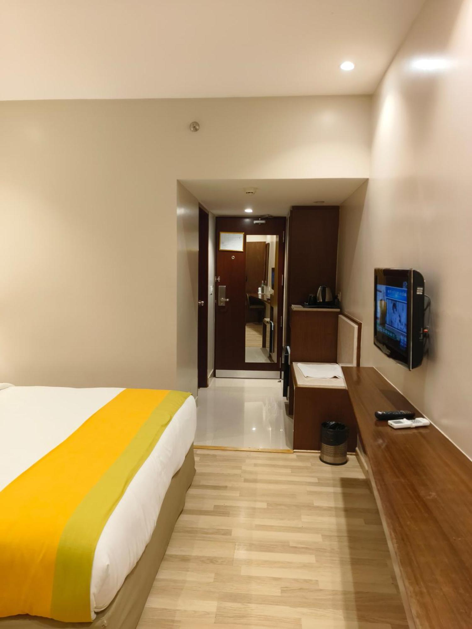 Park Residency Adoor Hotel Adur Ngoại thất bức ảnh