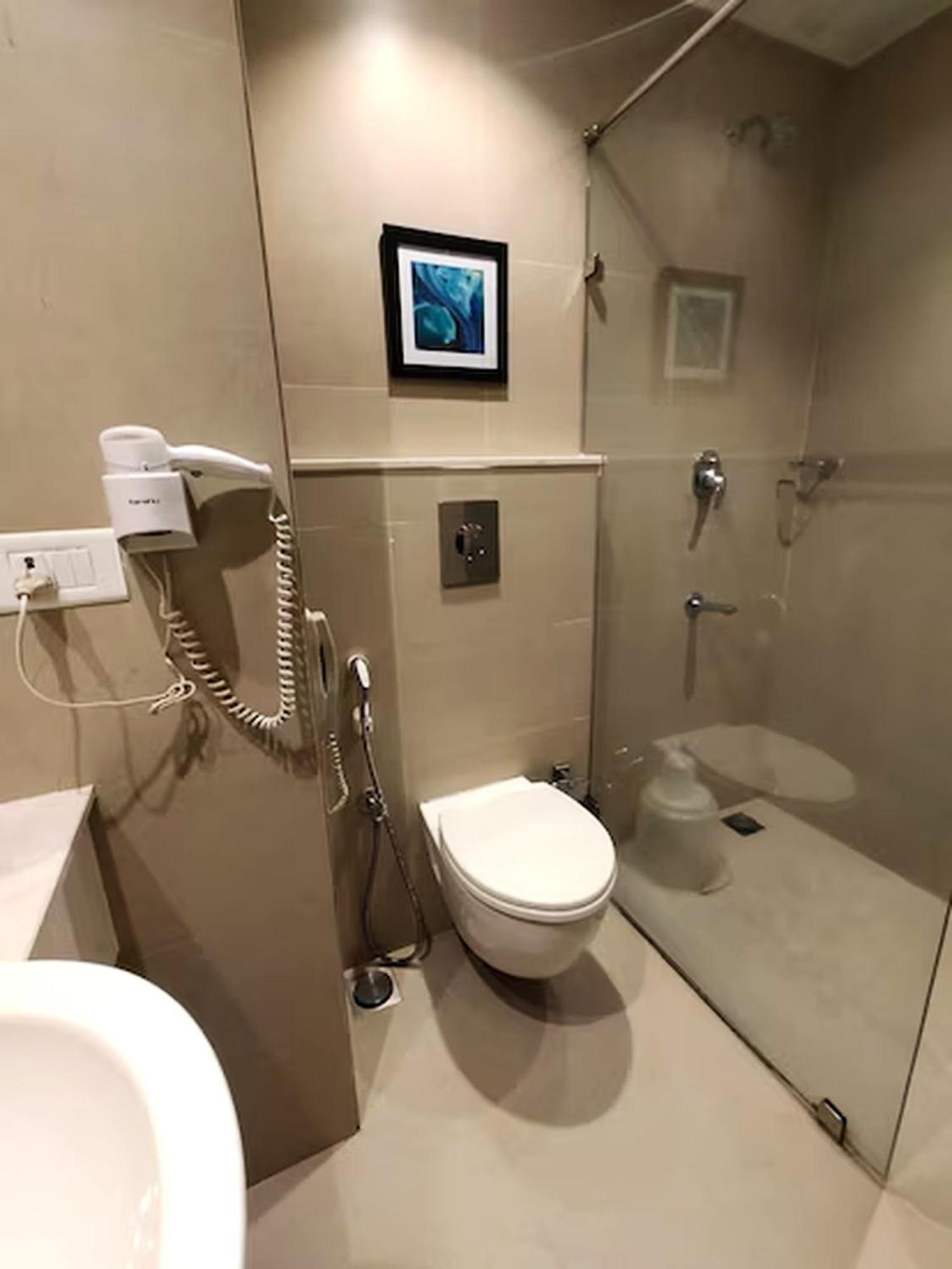 Park Residency Adoor Hotel Adur Ngoại thất bức ảnh