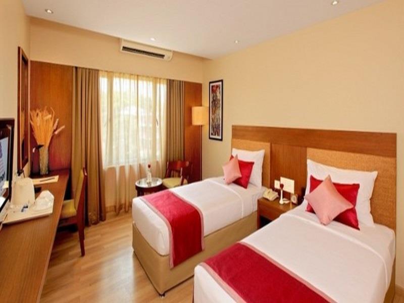 Park Residency Adoor Hotel Adur Ngoại thất bức ảnh