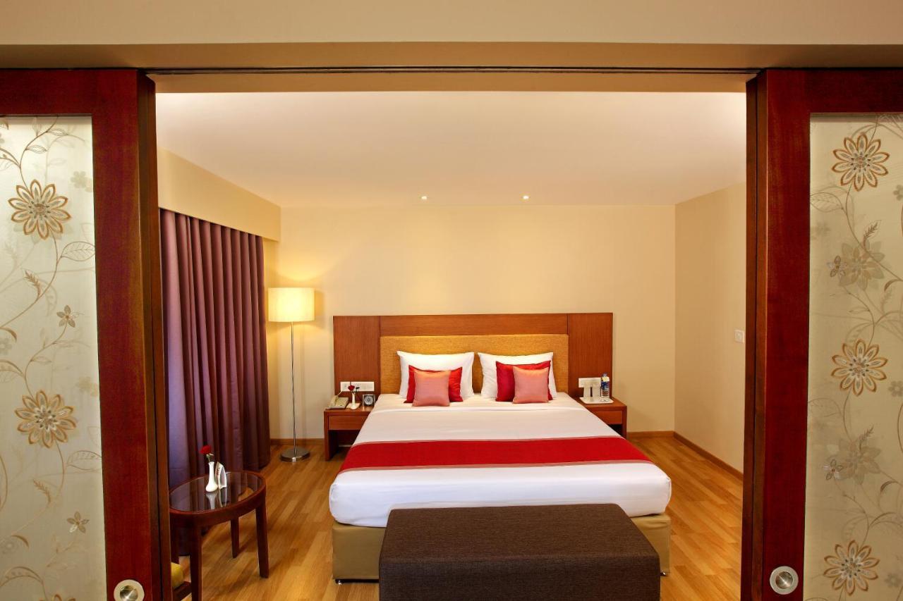 Park Residency Adoor Hotel Adur Ngoại thất bức ảnh