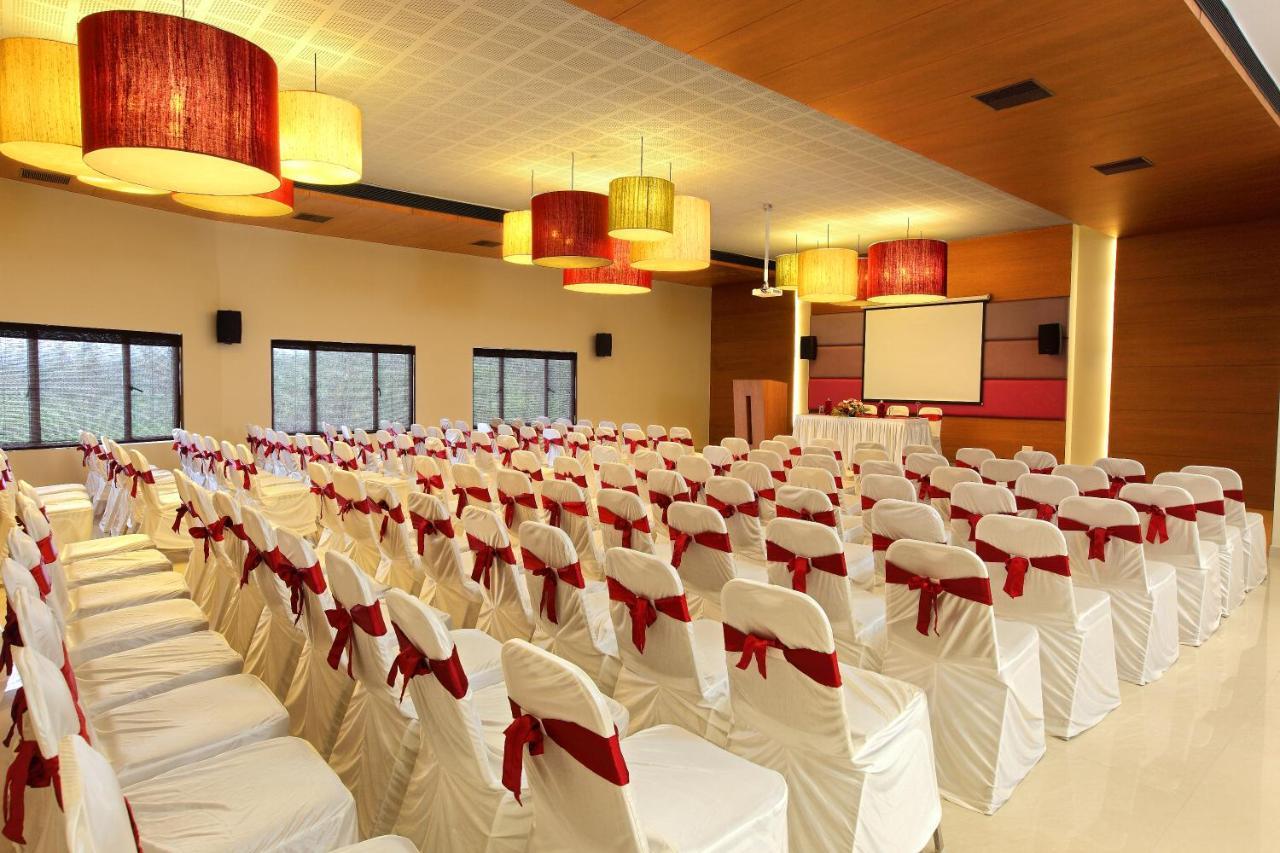 Park Residency Adoor Hotel Adur Ngoại thất bức ảnh