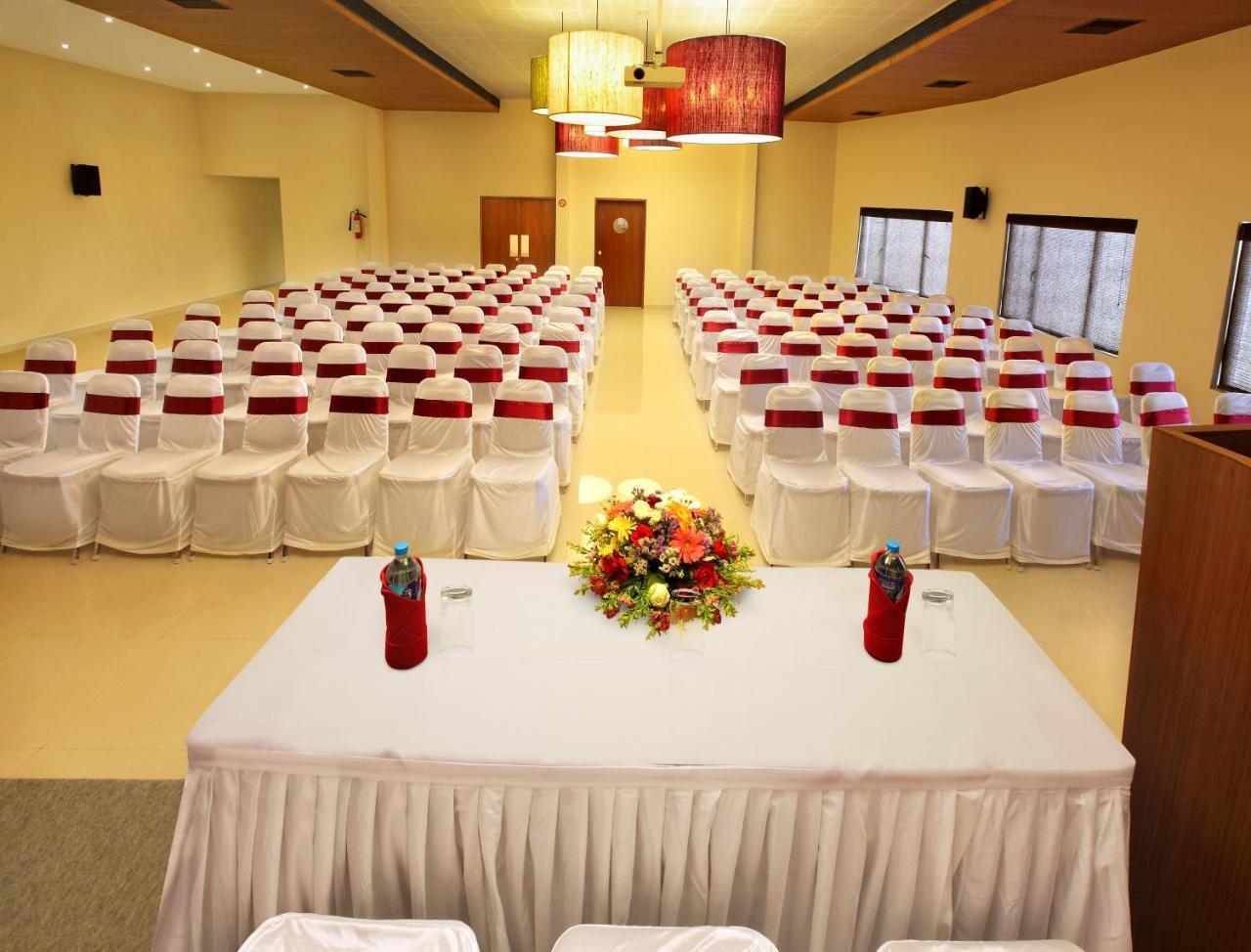 Park Residency Adoor Hotel Adur Ngoại thất bức ảnh